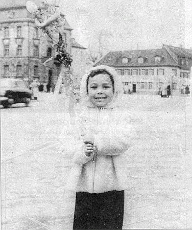 Evi Kowa vor dem DOM